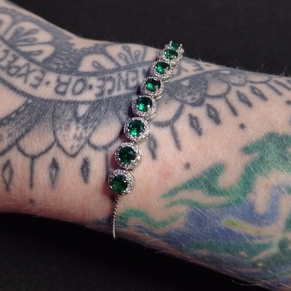 Stunning Silver and Green Bracelet - Picture 1 of 8
